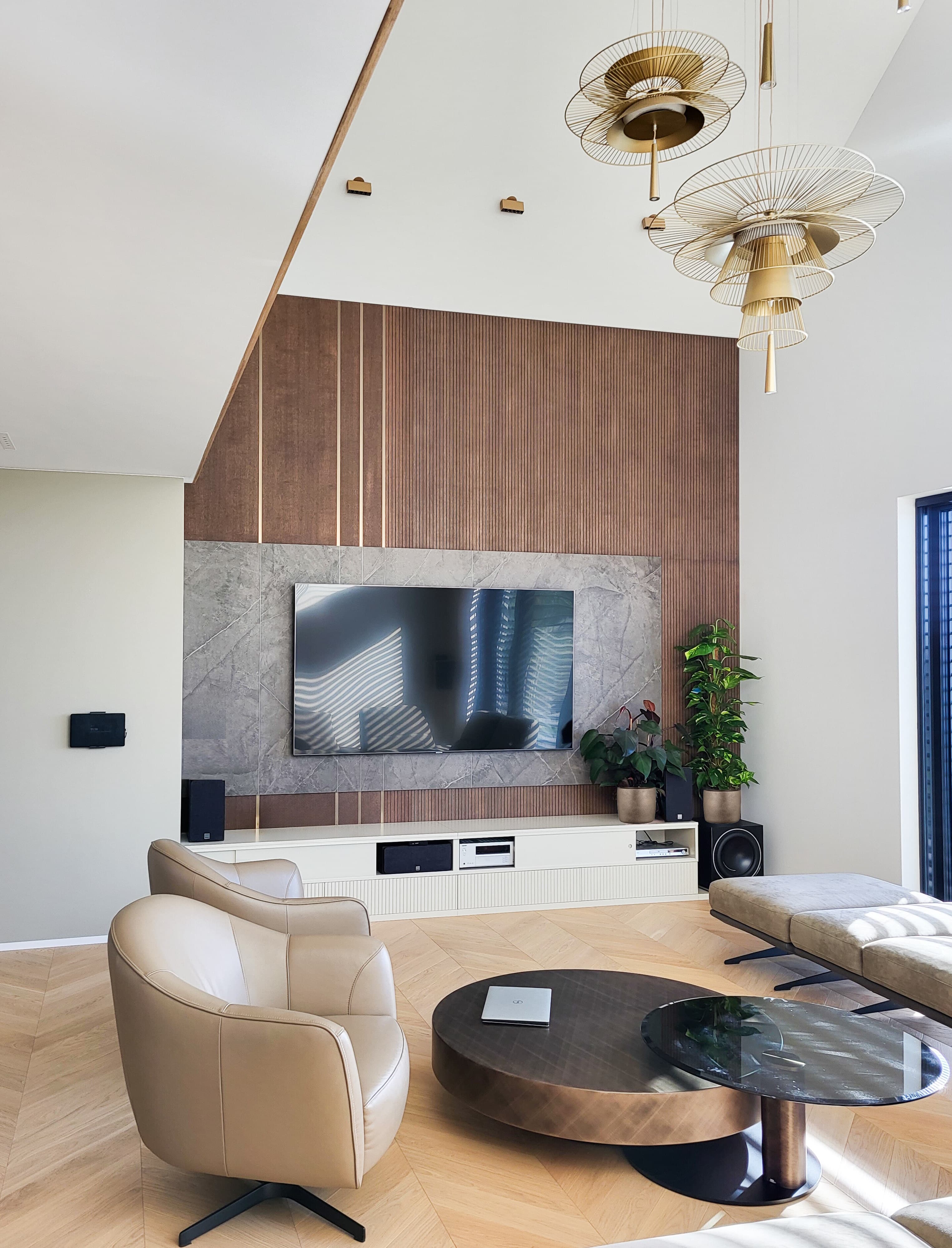 Aranżacja nowoczesnego salonu z designerskimi lampami i eleganckimi meblami